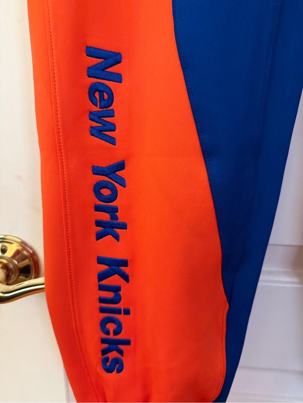 NIKE NEW YORK KNICKS NBA JOGGER SWEATPANTS SIZE MEDIUM NWT